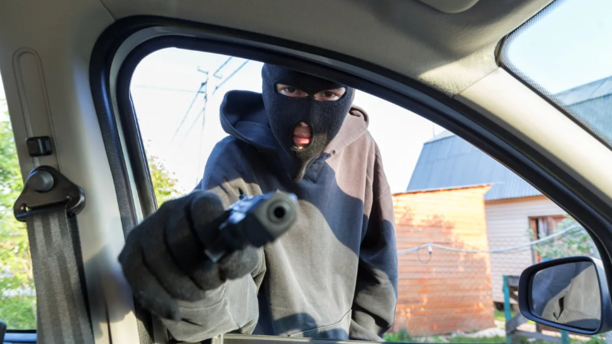 Obstaculizan la ruta para arrebatarle el automóvil en Maipú